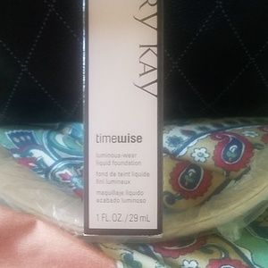 Luminous wear liquid fundation